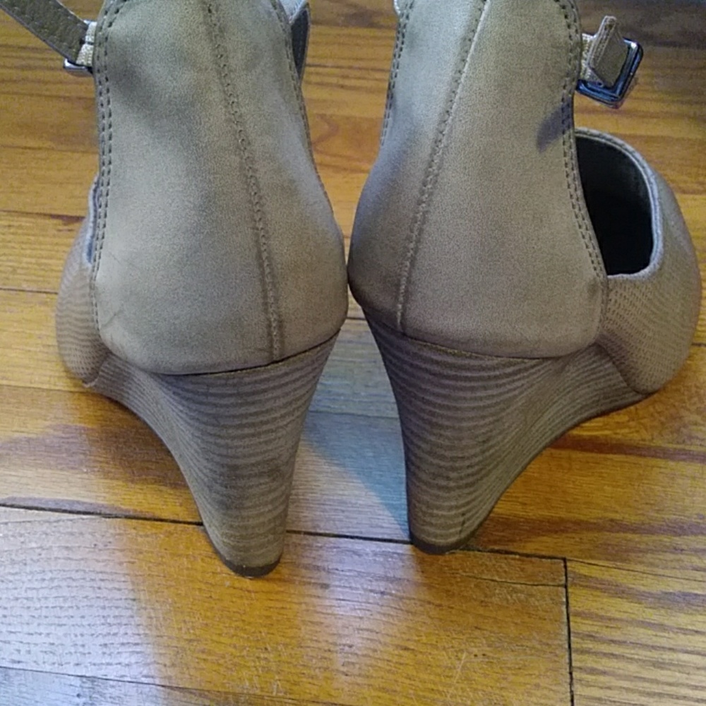 Shoes - Picture 3 of 4